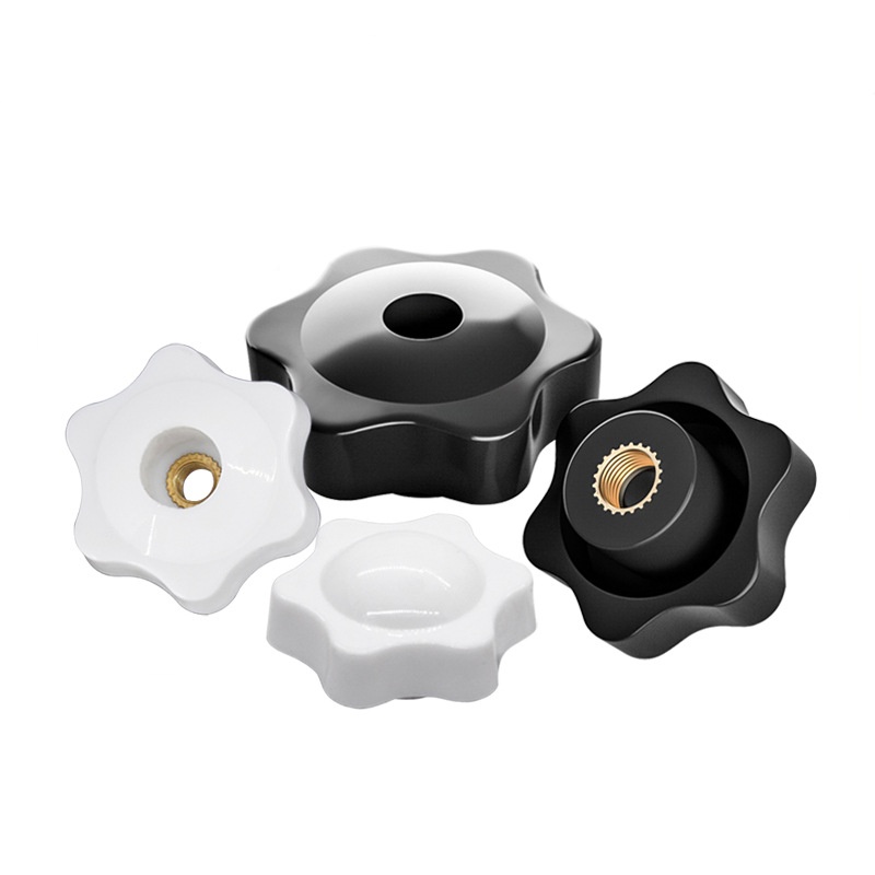 Tangan plum mengetatkan kacang